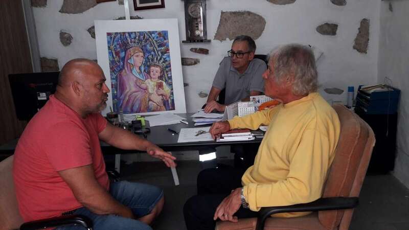 Salvador Santana y el sacerdote Fernando Báez, en una reunión celebrada estos días (Foto TA)